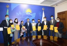 Финалистка шоу «Голос» Индира Едильбаева, актер Дидар Каден и бизнесмен Ларион Лян выбрали партию Nur Otan