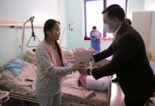 Jas Otan поздравил с 8 марта молодых мам в горбольнице №2 Нур-Султана