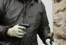 В Павлодарской области девушка-продавец отбилась от грабителя с пистолетом