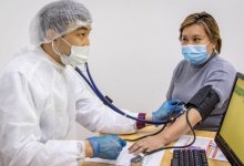 Учителя школ в Нур-Султане добровольно вакцинируются от коронавируса