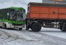 Автобус и грузовик столкнулись в Семее, пострадали 11 человек
