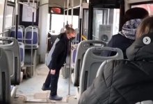 В Павлодаре кондуктора автобуса оштрафовали за конфликт с пассажиркой