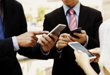 Эксперт рассказал, почему не стоит класть смартфон на стол во время встречи