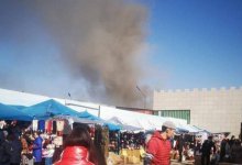 В Алматы загорелась барахолка