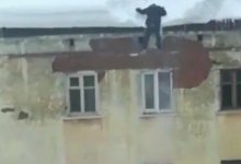 Казахстанец упал с крыши и не пострадал