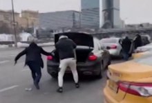 Блогеры из Казахстана угнали такси бизнес-класса в Москве