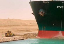 Заблокировавшее Суэцкий канал судно сдвинули с места