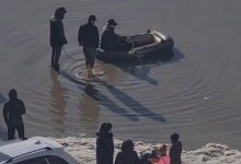 Житель Уральска устроил заплыв на лодке по затопленной улице