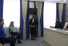 Помогают волонтеры