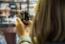 На каблуках и в парике: переодетый в женщину уголовник ограбил МФО в Риддере