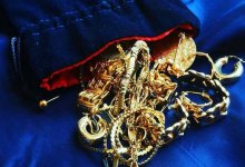 Астанчанин украл у своей тети золото на миллион и проиграл его на тотализаторе