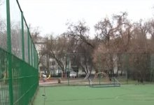 В Алматы пятилетнего ребенка придавило железными футбольными воротами