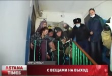 Жителя Нур-Султана с семьей выселяют из-за ипотечного долга. Он пытался поджечь себя