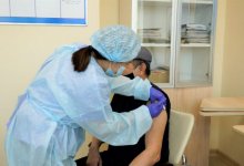 В Нур-Султане выездные бригады вакцинируют сотрудников на предприятиях
