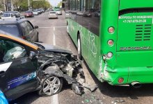 Каршеринговый автомобиль врезался в автобус в Алматы. Пострадали дети