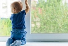Полугодовалый ребенок выпал из окна с третьего этажа в Костанае