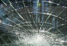 Житель Семея поскандалил с таксистом и разбил лобовое стекло автомобиля