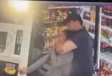 Нападение на хрупкую продавщицу в Актау попало на камеры слежения