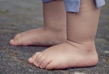 В Алматы мать бросила на улице двухлетнего сына