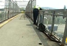 Полицейские спасли 43-летнюю алматинку от суицида. Инцидент попал на видео