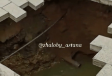 Часть тротуара ушла под землю в Нур-Султане