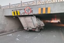 В Нур-Султане газель не влезала под мост, но все равно попыталась проехать. Вот что получилось