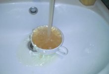 Пожелтевшая вода течет из кранов алматинцев. Опасно ли это