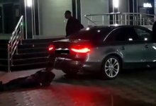 В Павлодаре машина протащила привязанного человека. В полиции объяснили, что происходит на видео