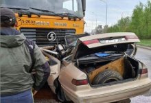 Иномарка выехала на встречку и ее зажевал грузовик в Нур-Султане