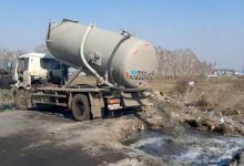 В СКО коммерсант сливает помои прямо перед жилыми домами. Жители не очень счастливы