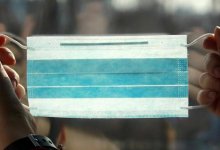 В России полицейские жестко задержали посетительницу ТЦ без маски