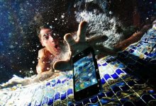 Как спасти упавший в воду телефон