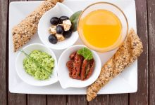 Лучшее время для завтрака назвал диетолог