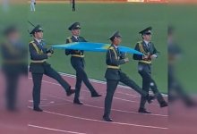 Видео с шагающими вразнобой знаменосцами "взорвало" Казнет. Как на это отреагировали в Минобороны