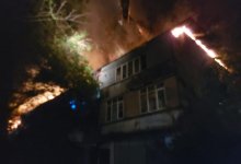 В Алматы загорелась крыша многоэтажки из-за пожара на балконе