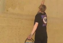 Павлодарец, закидавший яйцами и мусором памятник Абаю, отмыл монумент