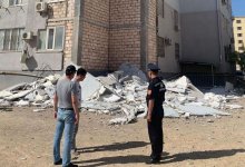 В Актау обрушилась обшивка многоэтажного дома