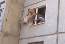 Житель Уральска сорвался с девятого этажа, устанавливая кондиционер в квартире