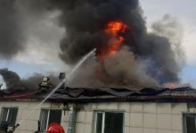 В Нур-Султане рядом со школой загорелось здание