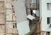 В третий раз обрушилась обшивка дома в Актау. От нее уже почти ничего не осталось