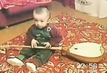 Немного фальшивил, но пел искренне: Димаш Кудайберген показал поклонникам видео из детства