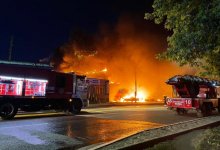 Крупный пожар уничтожил баню и три автомобиля в Караганде