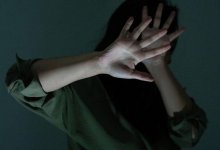 Молодую девушку двое мужчин просто так избили ногами в Павлодаре