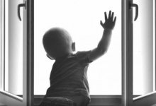 Трехлетний ребенок упал с пятого этажа и разбился насмерть в Уральске