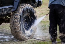 Обман на дороге: в СКО дальнобойщиков заставили делать платную дезинфекцию колес