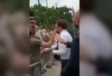 Президент Франции Макрон вышел к народу и получил пощечину (ВИДЕО)