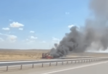Проклятие казахстанских дорог: машина загорелась на трассе в Мангистауской области