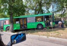В Алматы иномарка протаранила автобус