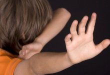 В Павлодаре отчим заставлял ребенка пить подсолнечное масло и есть курдюк