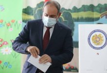 Пашинян лидирует на выборах в Армении и уже празднует победу